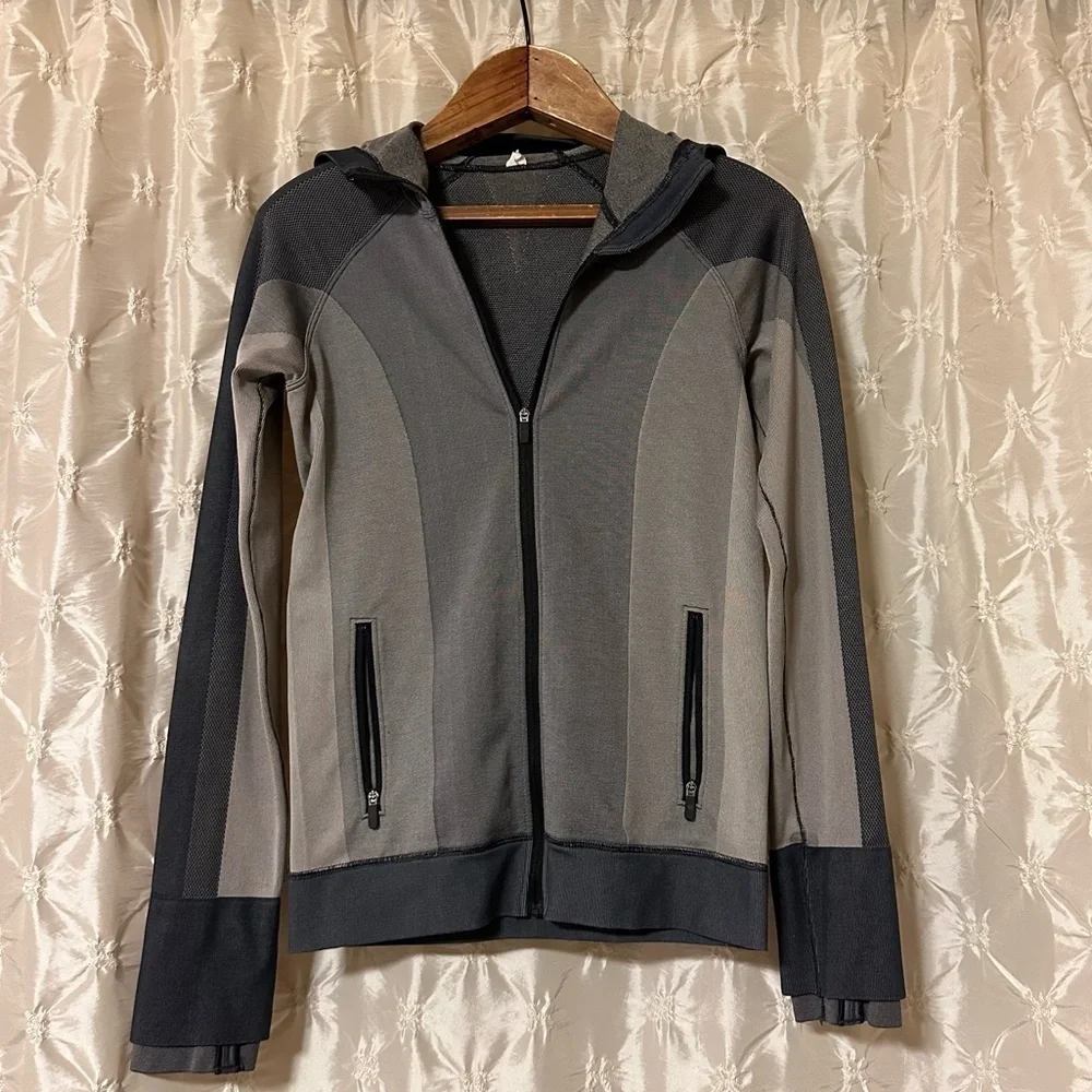 Lululemon Ebb to Train Jacket Seamless Hooded Gray Abstract Black Dark Chrome